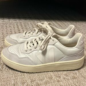 EUC Veja / EU 37, US 6 / V-10 Sneakers / Neutral / Streetwear / Preppy / Eco